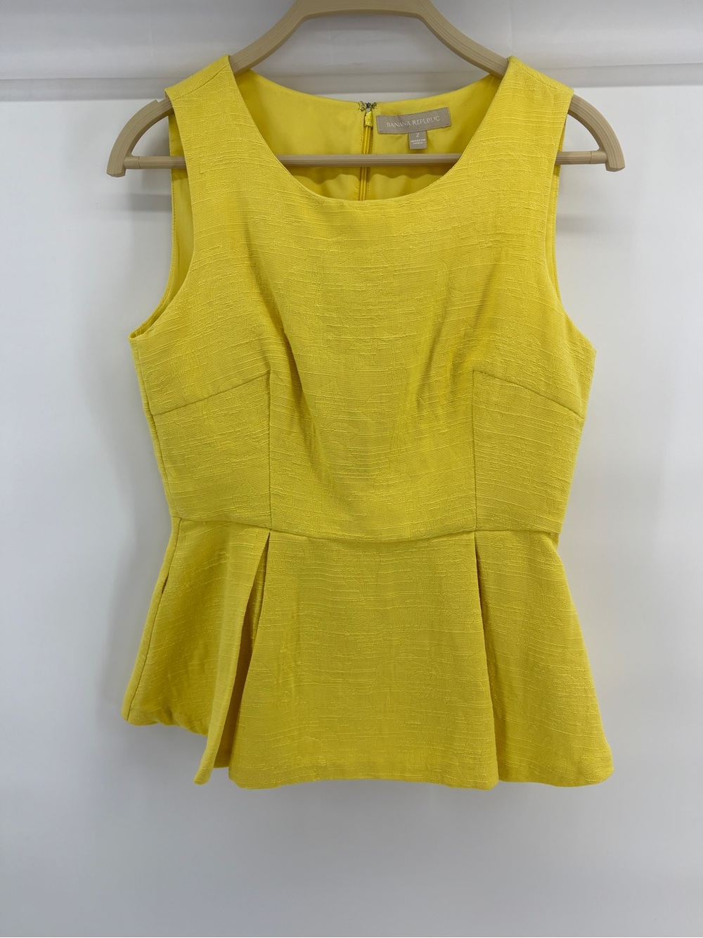 Banana Republic Women’s Size 2 Yellow Textured Peplum Sleeveless Top Blouse